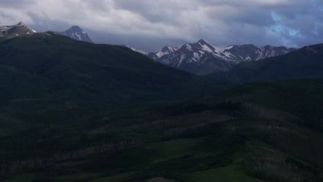 Hauptstadt-Gipfel-Alte-Mount-Snowmass-Resort-Colorado-Luft-Drohne-Dunkle-Wolken-Sonnenuntergang-Mt-Sopris-Sopras-Maroon-Bells-Aspen-Wildnis-Sommer-Juni-Juli-Rocky-Mountains-Gipfel-Nationalwald-Vorwärts-Aufwärtsbewegung