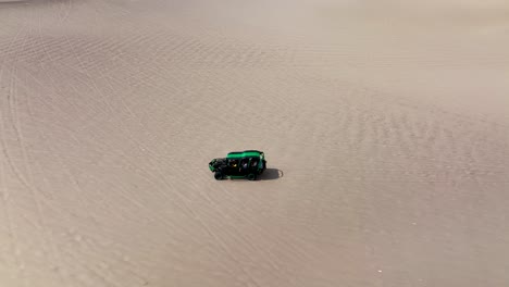 Dune-buggies-in-Huacachina,-Peru-desert