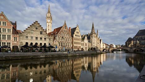 Goldene-Stunde-Im-Zeitraffer-Historischer-Gebäude-In-Gent,-Die-Sich-Im-Flusskanal-Spiegeln