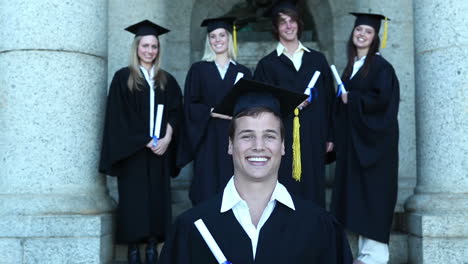 graduados sonriendo mientras posan