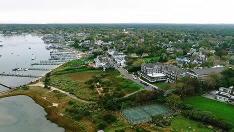 Drone-Aéreo-Sobre-Edgartown-En-El-Viñedo-De-Martha-Con-Puerto-Y-Casas