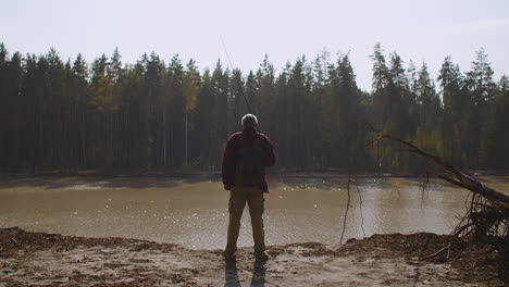 Tourist-Genießt-Die-Natürliche-Landschaft-Mit-Wald-Und-Fluss-An-Einem-Sonnigen-Herbsttag.-Der-Mann-Befindet-Sich-Auf-Der-Rückseite-Der-Hohen-Küste