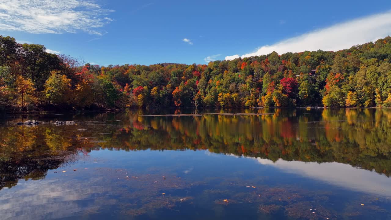 북부 뉴욕의 가을 단풍 동안 다채로운 나무가 있는 반사 호수의 낮은 각도, 공중 전망