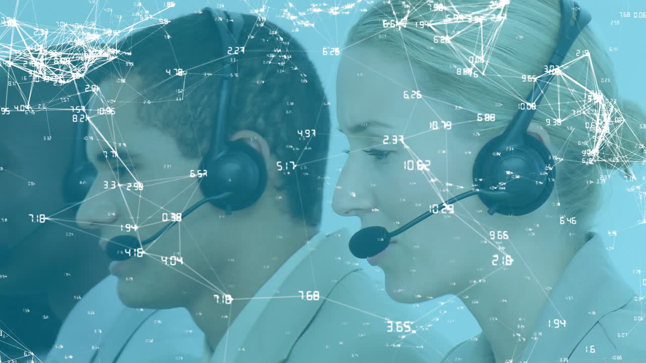 애니메이션으로 제작된 다민족 콜센터 직원들이 디지털 작업 커뮤니케이션을 보여줍니다.