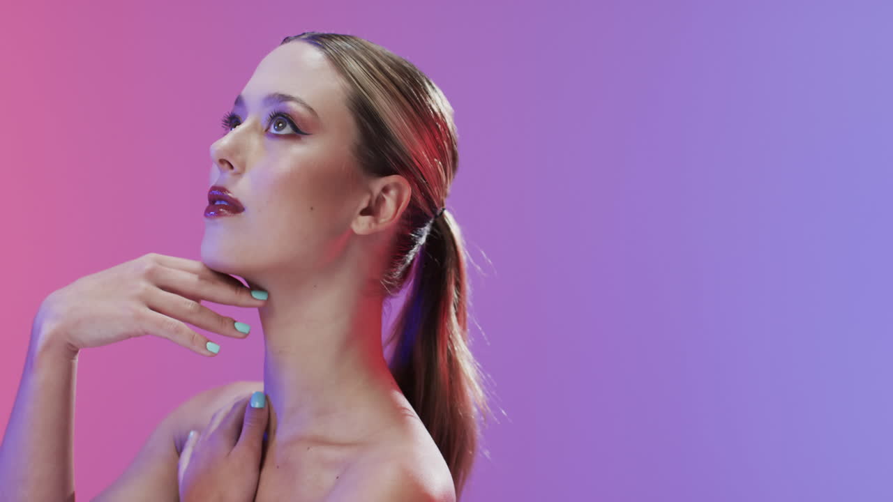 Donna caucasica con capelli biondi e trucco che si tocca il viso, spazio per il testo, al rallentatore