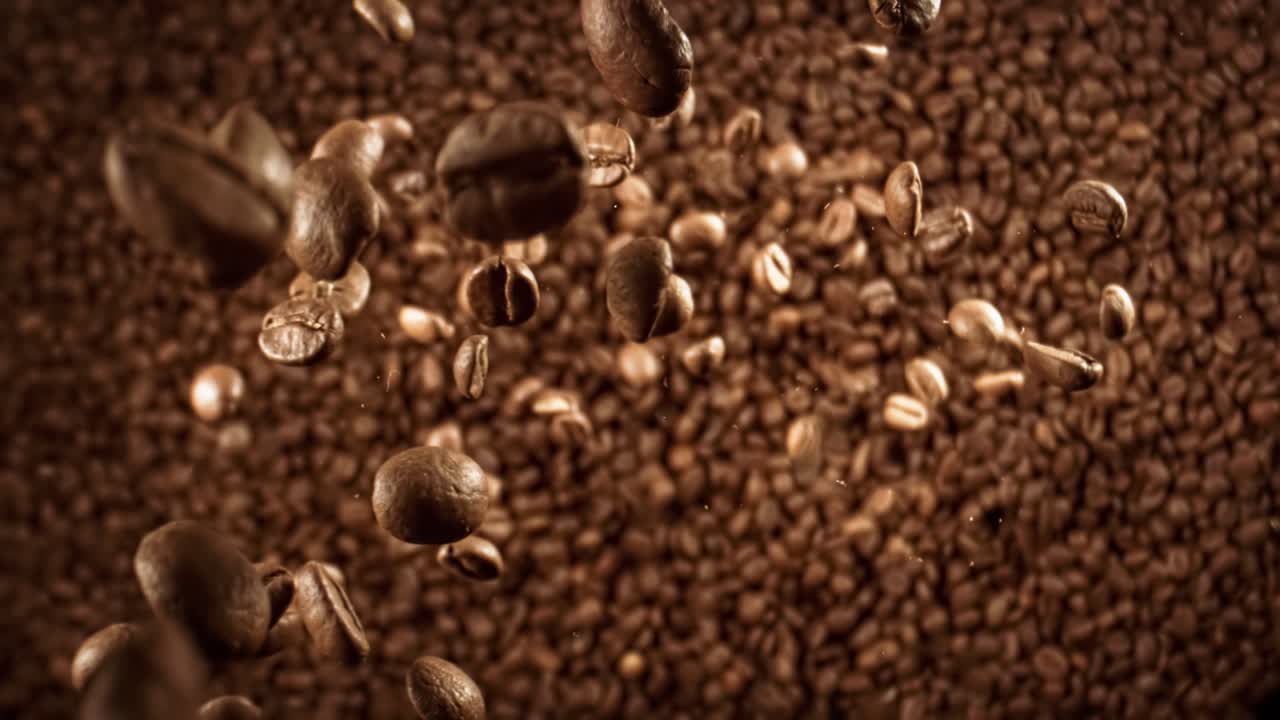 Primo piano di semi di caffè. Fragranti chicchi di caffè, super macro, primo piano. Ripresa con telecamera super slow motion a 1000 fps