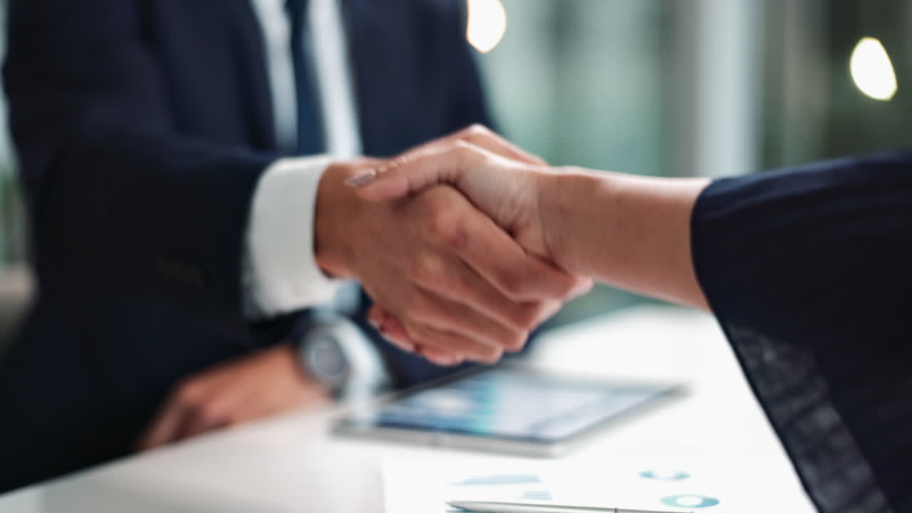 apretón de manos y reunión de negocios