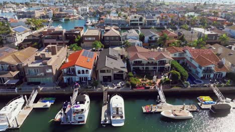 Häuser-Am-Wasser-Der-Coronado-Resort-City-Mit-Privatem-Dock-Und-Freizeitbooten-In-Kalifornien,-USA