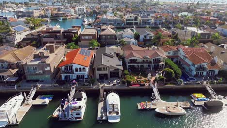 Coronado-Resort-City-Waterfront-Houses-With-Private-Dock-And-Leisure-Boats-In-California,-USA