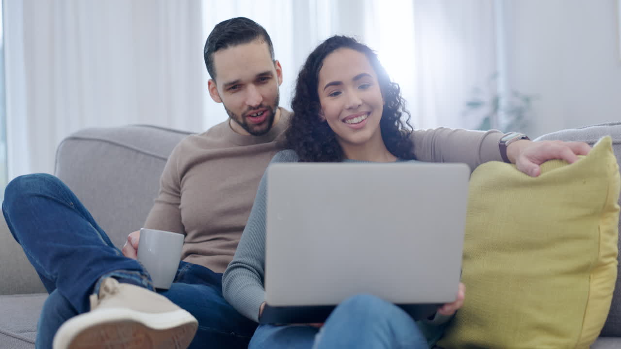 pareja feliz, planificación y computadora portátil en casa