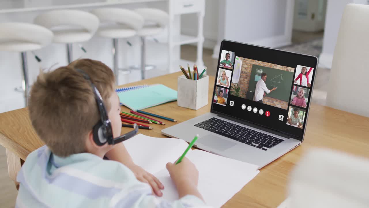 escolar que usa una computadora portátil para una lección en línea en casa, con un maestro y una clase diversos en la pantalla