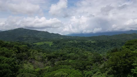 hermoso drone filmado sobre el campo de costa rica con montañas y nubes en el horizonte