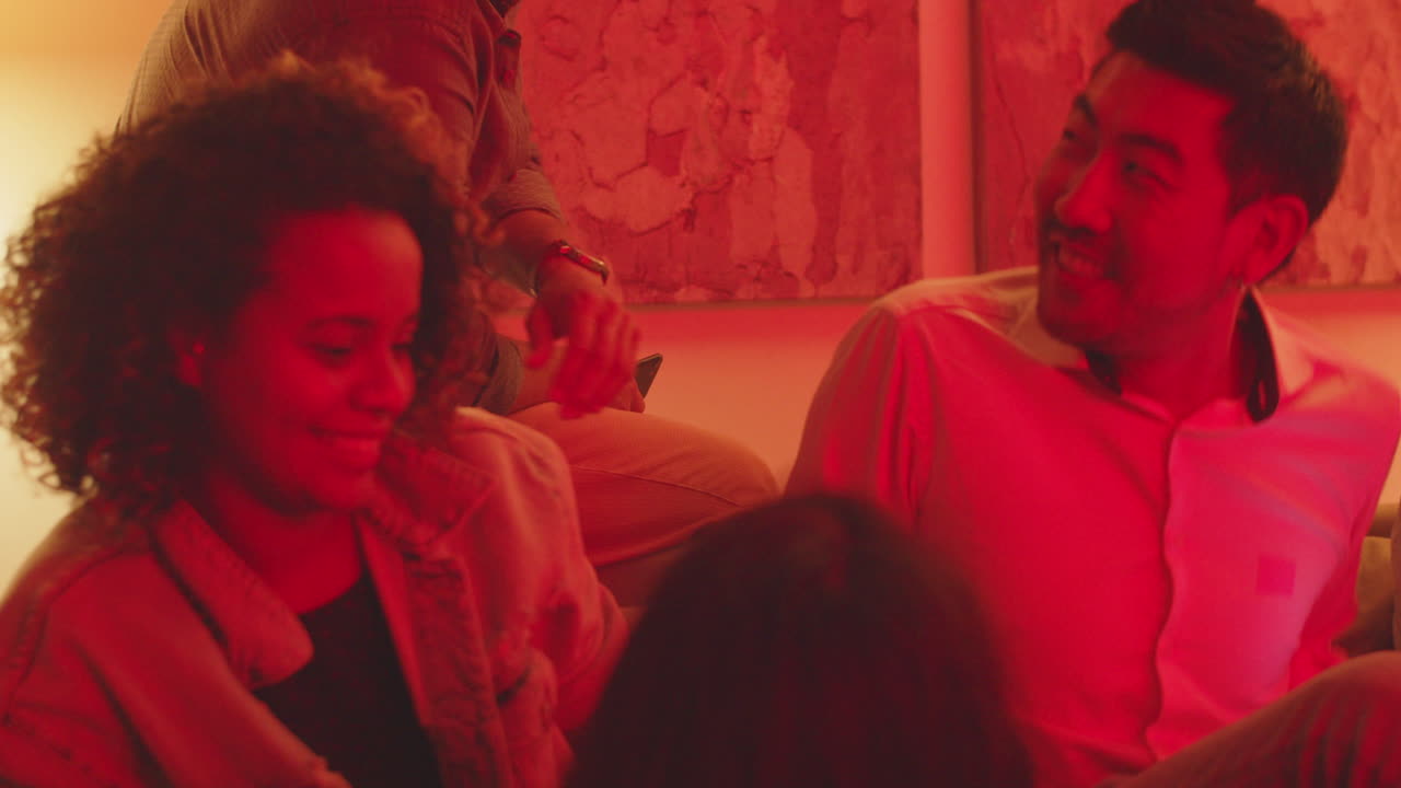 disparo medio de amigos sentados en el sofá y hablando