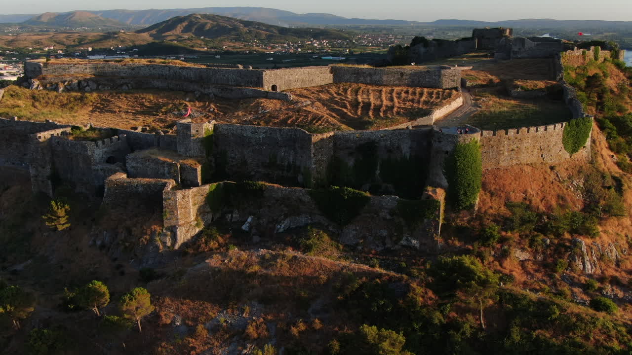 일몰과 로자파의 슈코데르 성 궤도에서 영화 같은 드론 촬영