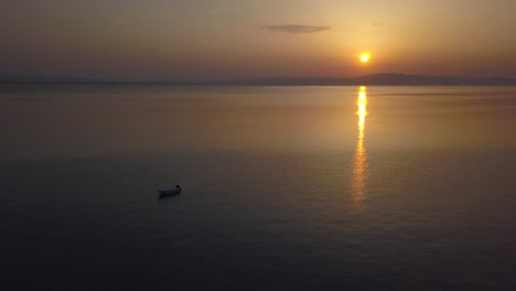 Puesta-De-Sol-En-El-Mediterráneo-Desde-Un-Dron-Que-Captura-Las-Islas-Griegas-Y-El-Mar-Egeo-Junto-A-Halkidiki-Con-Un-Barco