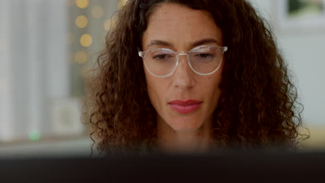 computadora, gafas de lectura y enfoque de mujer de negocios