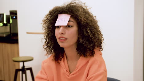 mujer jugando juego