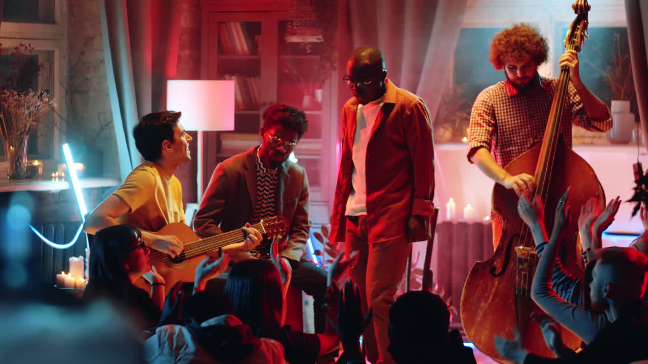 라이브 음악 을 연주 하고 콘서트 에서 노래 하는 소년 밴드