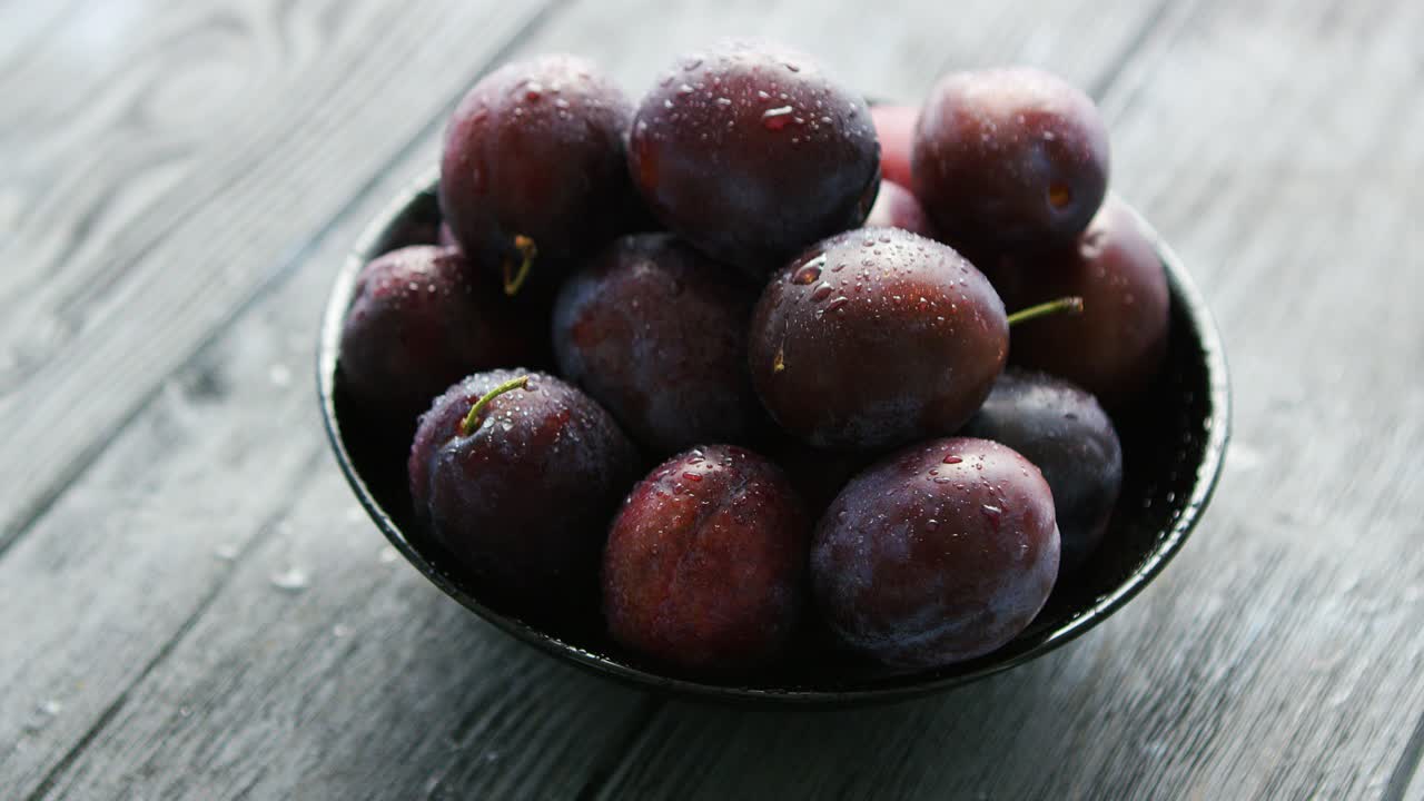 ciruelas enteras lavadas en un tazón
