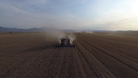 Paisaje-Agrícola-Con-Cosechadora