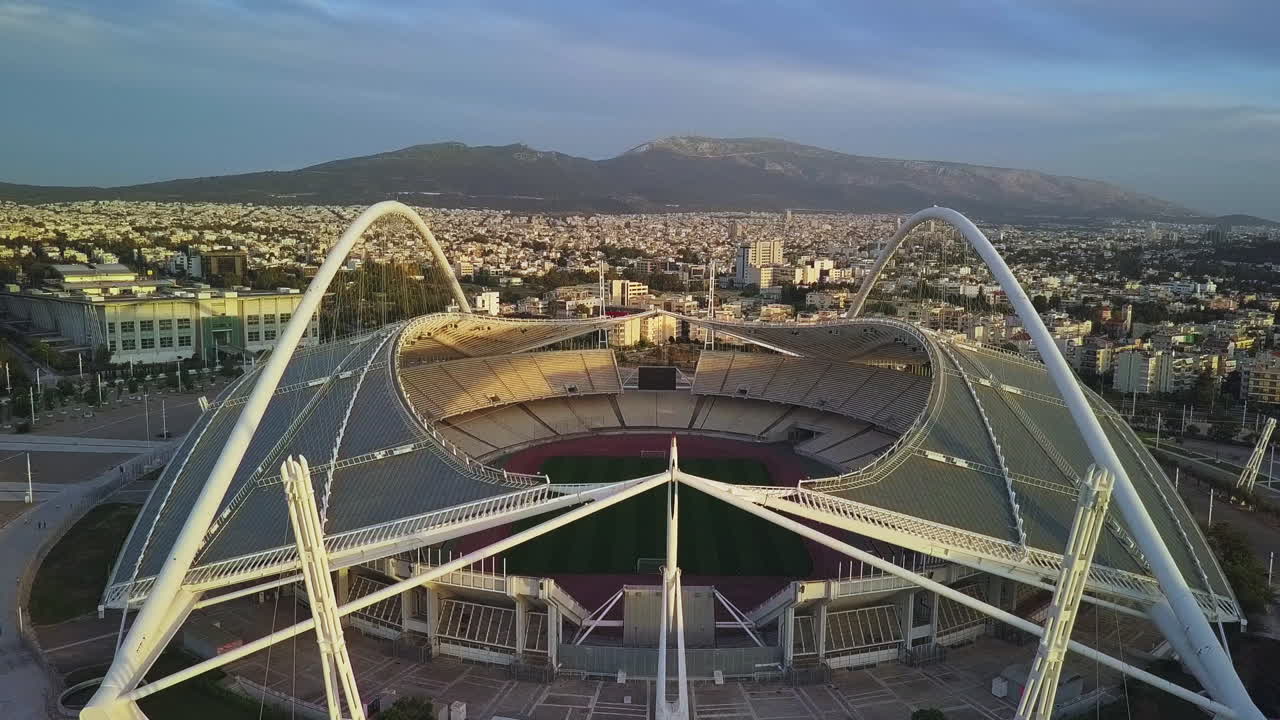 imágenes aéreas sobre el estadio olímpico vacío de atenas grecia