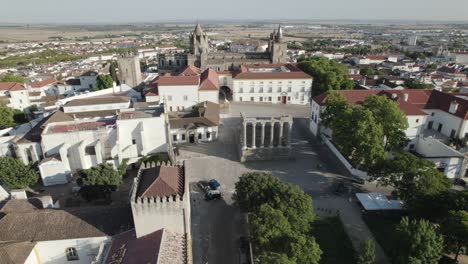 templo de diana rodeado por el paisaje urbano de evora