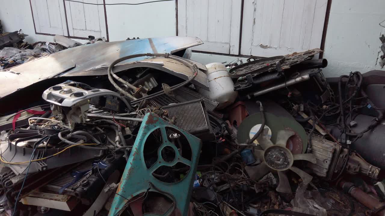 재활용 사이트에 있는 고철 더미 - 총 아래로 기울이기