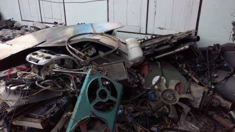 montón de chatarra en un sitio de reciclaje - tiro inclinado hacia abajo