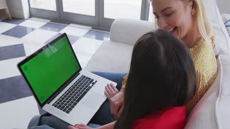 Madre-E-Hija-Conversando-Por-Video-En-Una-Computadora-Portátil-En-Casa