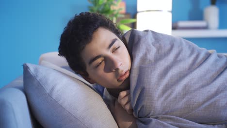 miedo infantil, miedo nocturno, niño asustado en la oscuridad en la cama.