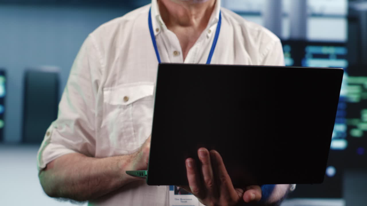 el desarrollador envejecido optimiza el centro de datos