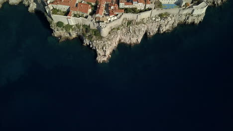 Vista-Aérea-De-Pájaro-Del-Casco-Antiguo-De-Dubrovnik