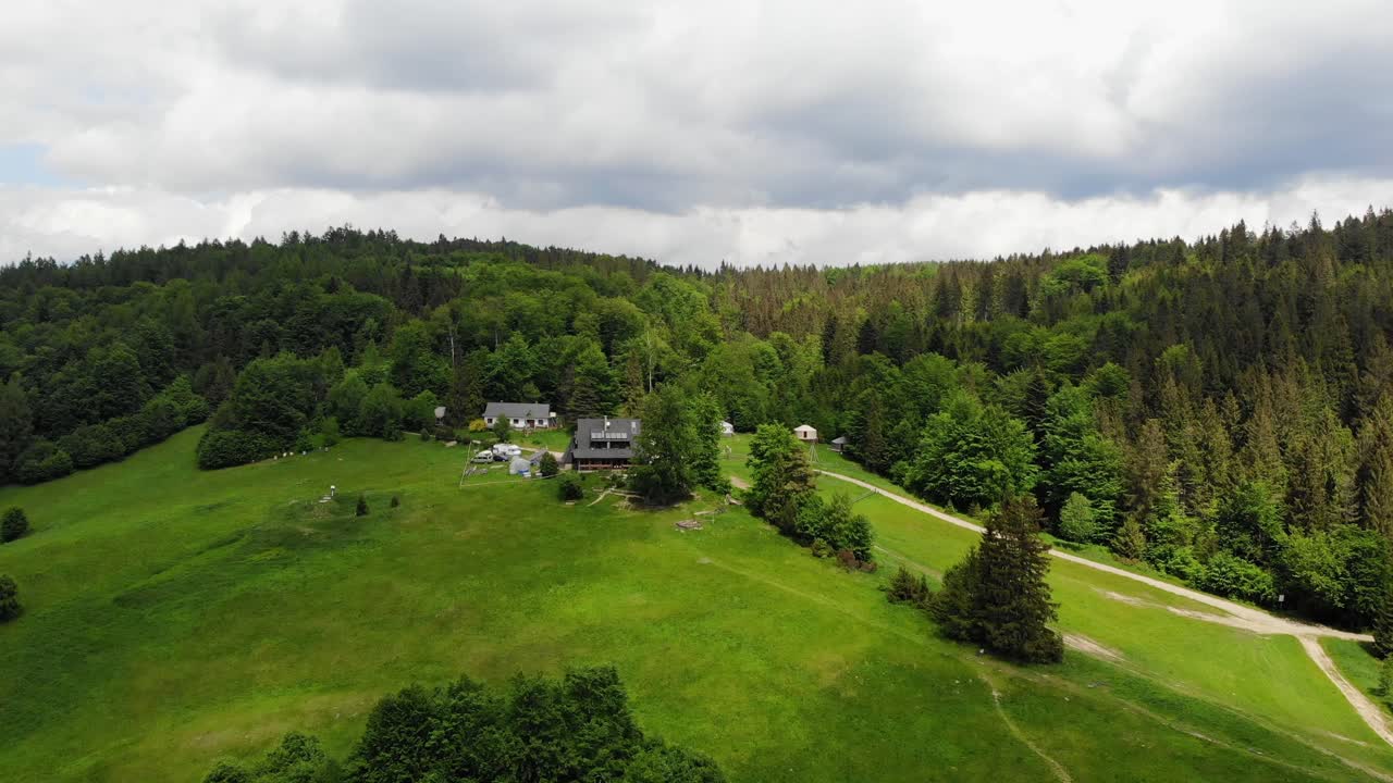 Ilmakuva vuoristomökistä Beskid Sadecki -vuoristossa Etelä-Puolassa