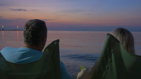 Senior-couple-having-cocktails-on-summer-resort