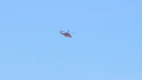 helicóptero del hospital de auckland volando en el cielo