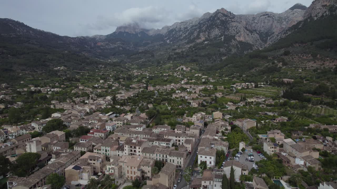 fotografía de un avión no tripulado de un tranquilo pueblo de montaña en medio de las escarpadas colinas de soller en mallorca, españa