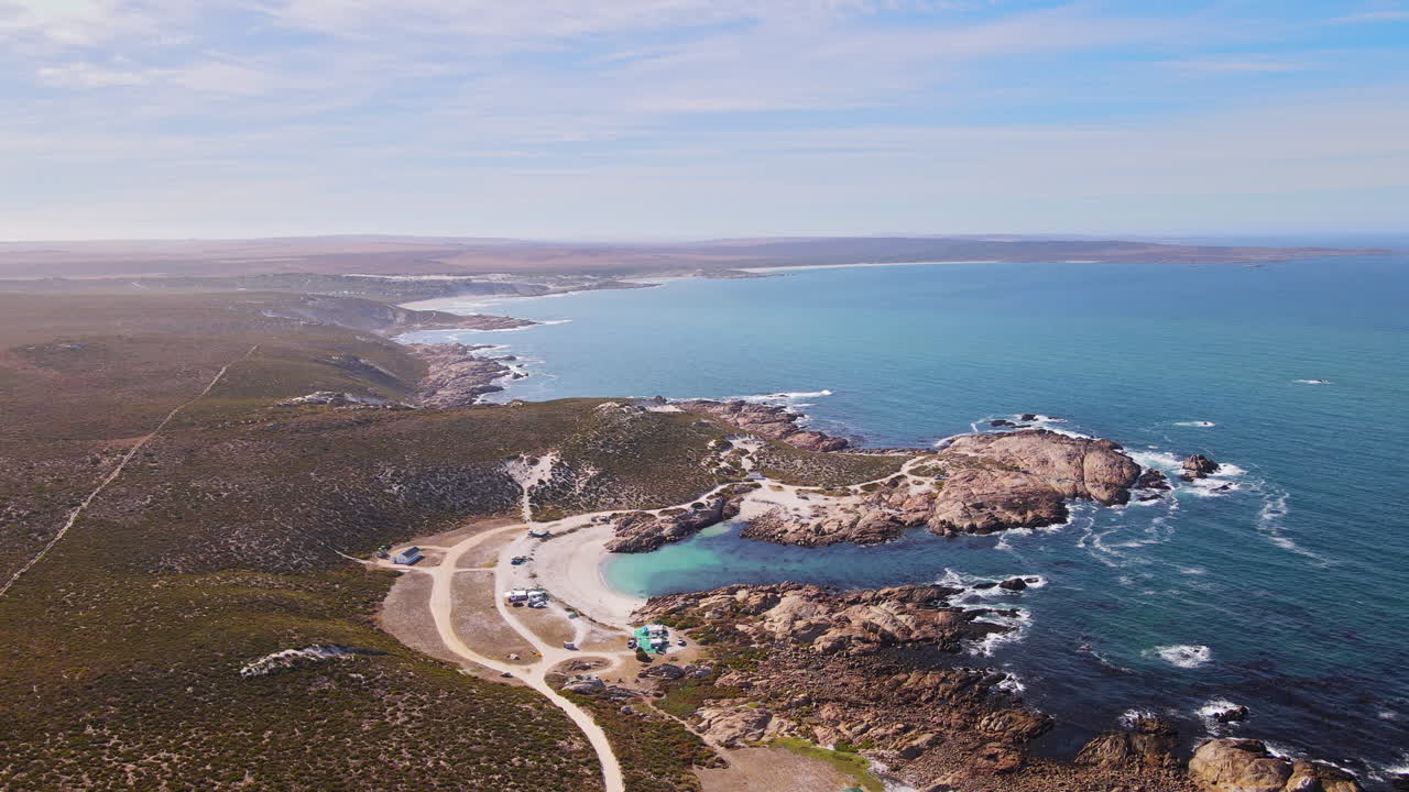 Campeggio idilliaco e isolato nella baia di Tieties nella riserva naturale di Cape Columbine, vista aerea