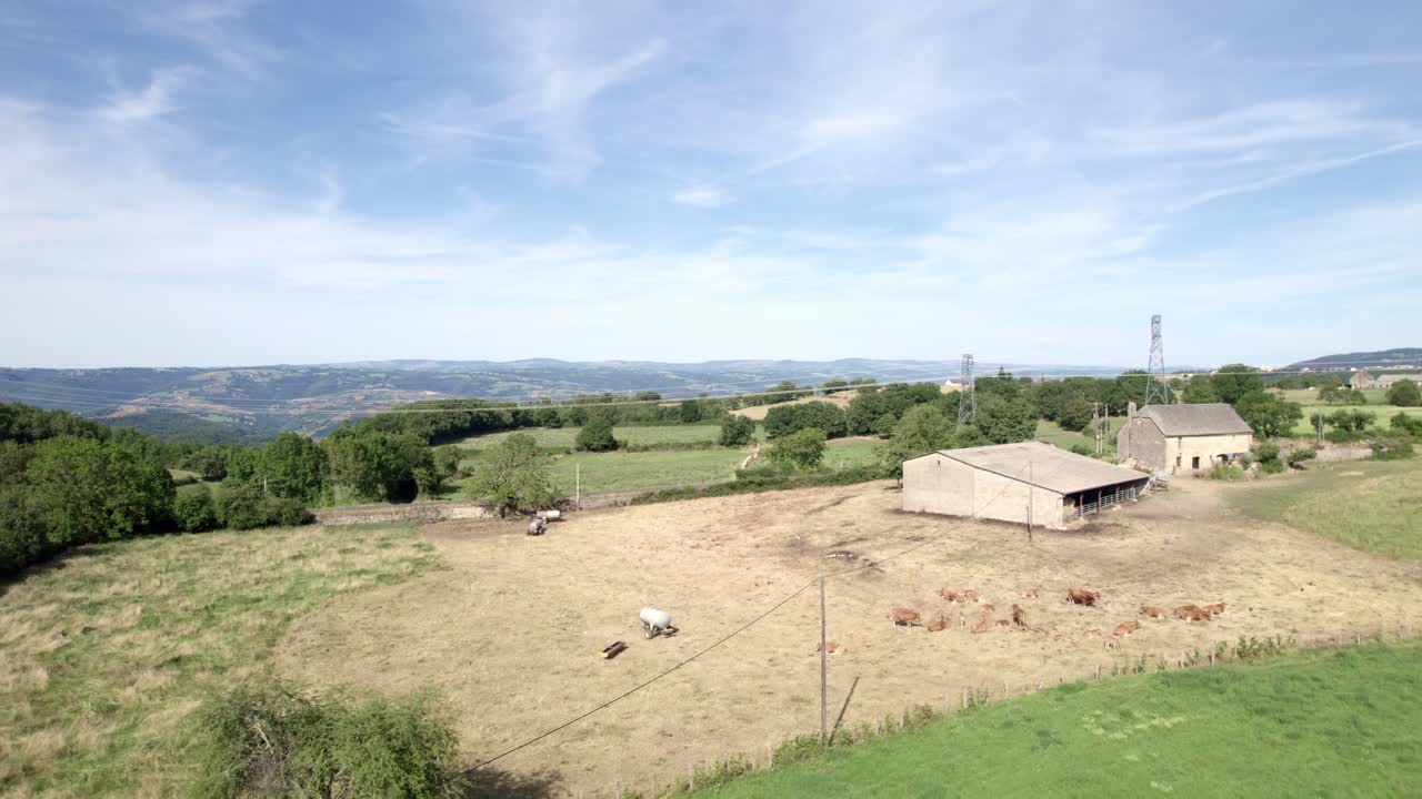 Piccolo e accogliente casale rurale per mucche, vista aerea con drone.