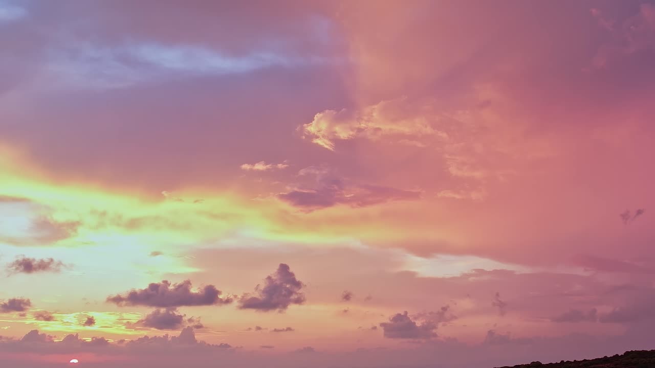Cielo colorato e drammatico con nuvole rosa e viola