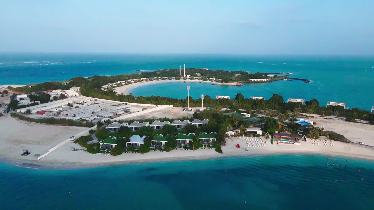 누라이 섬의 드론 영상으로 모래 해변의 아름다움, 은 푸른 바다, 고급스러운 숙박 시설을 강조합니다.