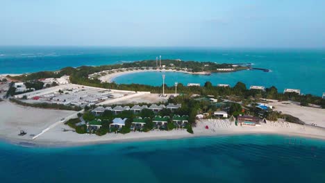 Imágenes-De-Drones-De-La-Isla-Nurai-Que-Resaltan-La-Belleza-De-Sus-Playas-De-Arena,-Mares-Turquesas-Cristalinos-Y-Alojamientos-De-Lujo.