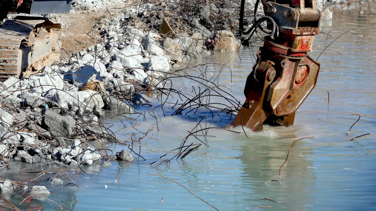demolition grappler, работающий в воде