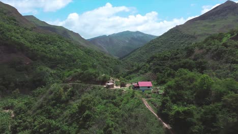 Vuelo-Diurno-De-Drones-Sobre-Una-Casa-Aislada-Ubicada-En-Una-Zona-Boscosa-En-Laguneta,-En-Un-Grupo-De-Montañas-En-El-Estado-De-Miranda,-Venezuela