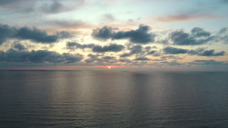 Dron-Estático-Volando-Sobre-El-Mar-Después-Del-Atardecer