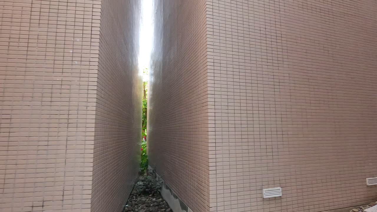 골목길은 넓은 마당으로 열립니다.