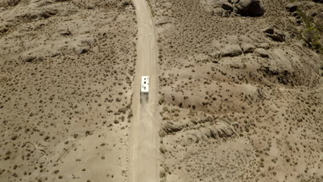 Drohnenaufnahmen-Von-Offroad-Strecken,-Mit-Wohnmobilen,-Die-In-Der-Wüste-Mit-Bergen-In-Den-Hügeln-Von-Alabama-Auf-Einem-Amerikanischen-Roadtrip-Fahren