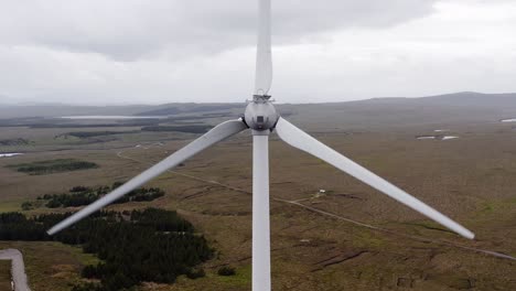 disparo de avión no tripulado de cerca de la parte superior de una turbina eólica escocesa mientras gira