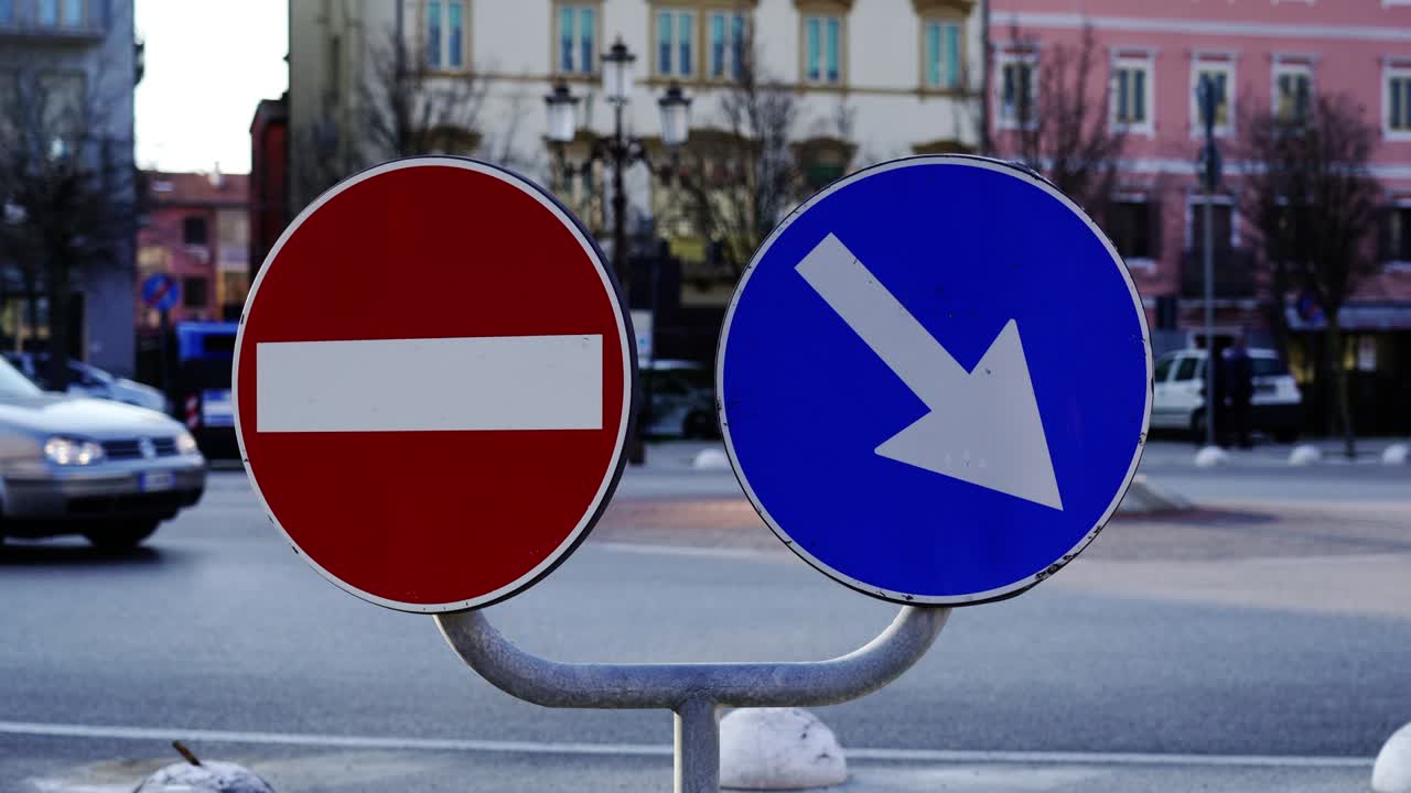 señales de tráfico de no entrada y mantener a la derecha ubicadas en soporte metálico