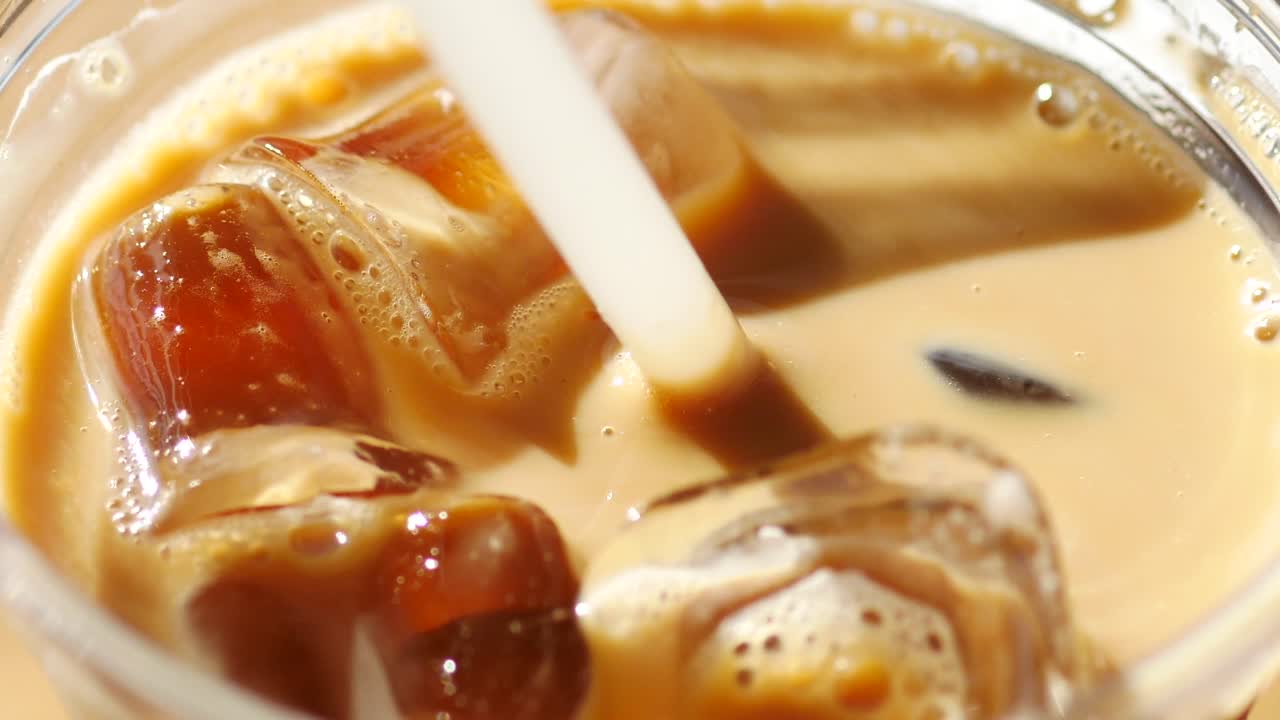 이 있는 얼음 커피