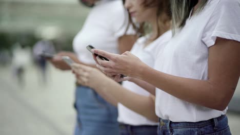 Captura-Recortada-De-Una-Mujer-Joven-Usando-Un-Teléfono-Moderno